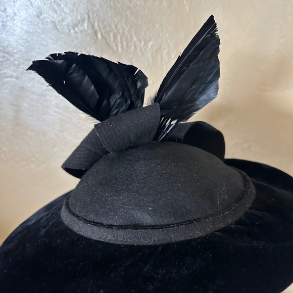 ORNATE 1940s\' BLACK FELT/VELVET FEDORA WITH FELT STRIPS + BLACK FEATHER \